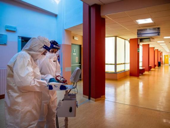 I medici napoletani: Omicron ha messo in crisi gli ospedali, è una situazione da “codice nero”