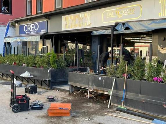 Napoli, bomba davanti al ristorante «Dal Delicato»: l’ombra della guerra tra clan