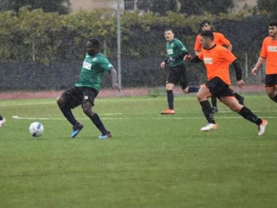 Caserta, il calciatore Asare Seare, 30 anni, muore in campo durante l’allenamento