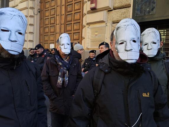Napoli, Assange cittadino onorario: il Consiglio comunale approva la richiesta al sindaco
