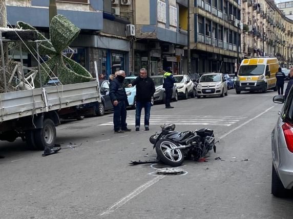 Napoli, 18enne in scooter non si ferma all’alt e travolge carabiniere: sono gravi