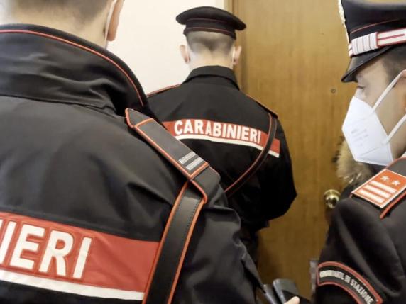 Mamma sviene in casa con bambino di quattro mesi e rischia di schiacciarlo: soccorsi dai carabinieri