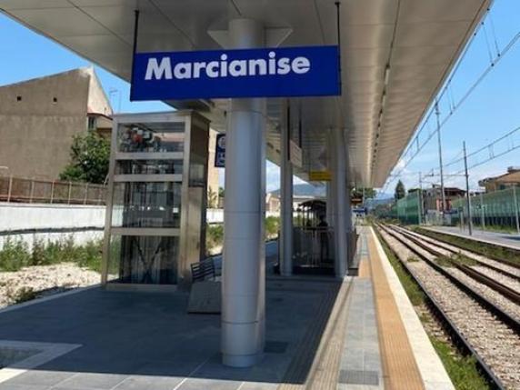 Marcianise, incidente in stazione: donna travolta dal treno in corsa