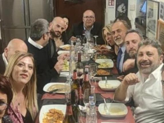 Fratelli d’Italia, i dirigenti napoletani a cena a Milano tra le foto del Duce: «Nessuna nostalgia, tutto goliardico»