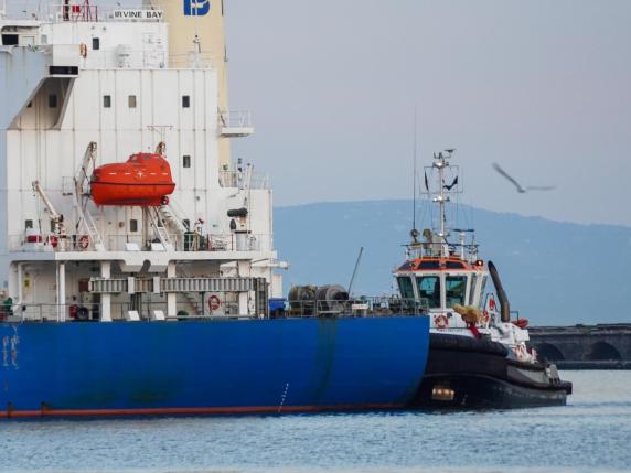 Nave cinese carica di grano si arena nel porto di Napoli: si aspetta l’alta marea