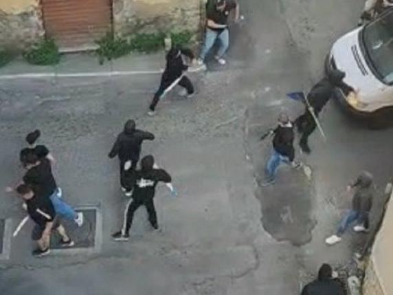 Un momento degli scontri avvenuti a Nocera Inferiore