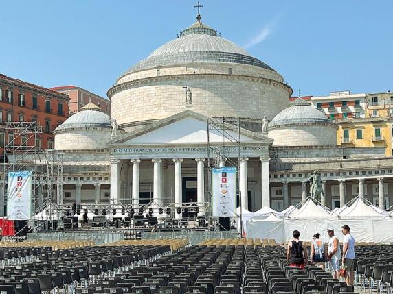 Napoli, piazza Plebiscito diventa teatro per gli spettacoli gratuiti. Arena: «Giusto offrirli a chi non può»