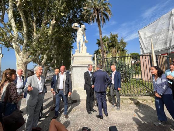 Napoli, restaurata la prima statua della villa comunale. E c’è un piano anche per il Virgiliano