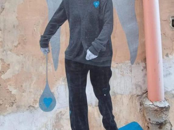 Quartieri Spagnoli, un murale omaggia il mendicante ‘O ‘Pa’