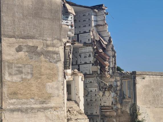 Napoli, un nuovo crollo nel cimitero di Poggioreale: bare sospese nel vuoto