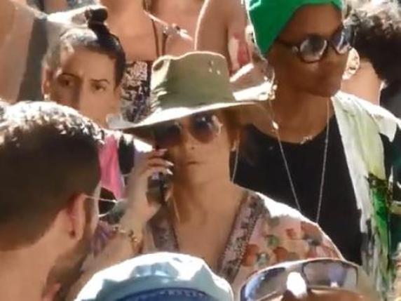 Jennifer Lopez a Capri, in Piazzetta e subito in hotel. Prima di arrivare sull’isola sosta allo Yacht Club Stabia