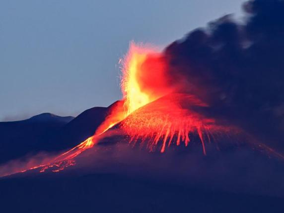 Etna, continua l’emissione di cenere. Nella notte lo spettacolo dell’eruzione