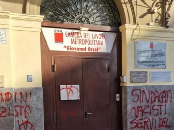 Palermo, scritte offensive all’esterno della sede Cgil: «Landini nazista»