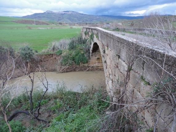 Sicilia, la battaglia sul ponte medievale Garziolo: demolito dall’Anas, le associazioni protestano