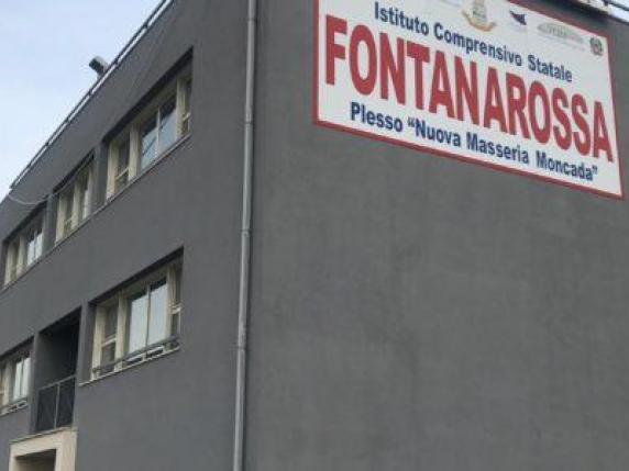 Catania, rapina nel cortile della scuola: quattro giovani feriti