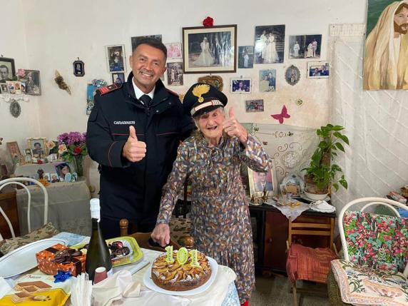 Favignana, zia Rosina festeggia i 101 anni: i carabinieri le portano la torta