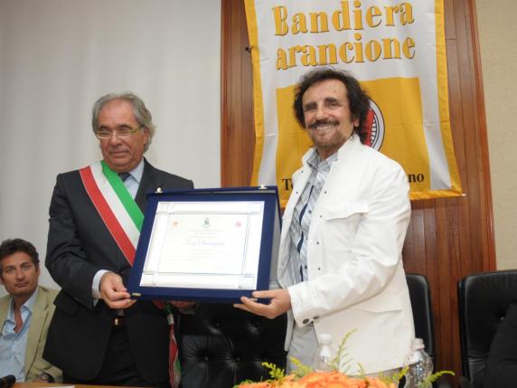 Il premio ricevuto a Orsara da Toni Santagata, nel 2010, per i 40 anni di carriera
