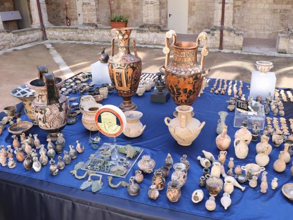 Puglia, i reperti della Grecia antica finivano sul mercato nero all’estero. Inchiesta a Taranto: tredici indagati