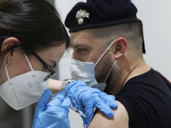 Covid, focolaio nella caserma dei carabinieri di Macerata Campania: i militari erano vaccinati
