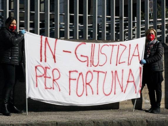 Omicidio Fortuna Bellisario, al Tribunale di Napoli sit-in di protesta contro scarcerazione del marito