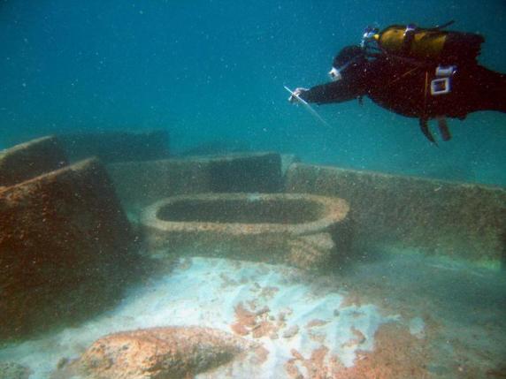 Nel mare di Baia trovata un’antica villa con vasche e piscine termali