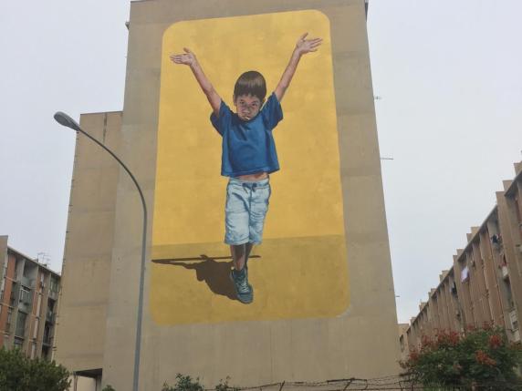 Allo Sperone di Palermo il murale del bimbo con le braccia aperte: è già un simbolo di questa difficile ripartenza