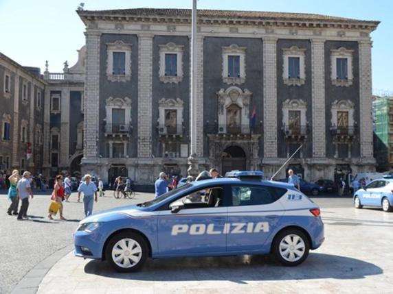 Catania, passante insegue scippatore e lo fa arrestare dalla polizia