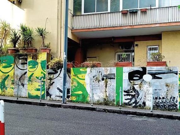 Napoli, l’umidità sta distruggendo il murale di Giancarlo Siani. Un foglio avvisa dei lavori, ma non c’è nessuno