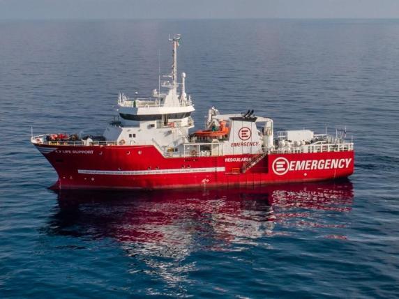 Migranti, salvate 105 persone in mare: la nave fa rotta su Brindisi Ci sono anche 29 minori