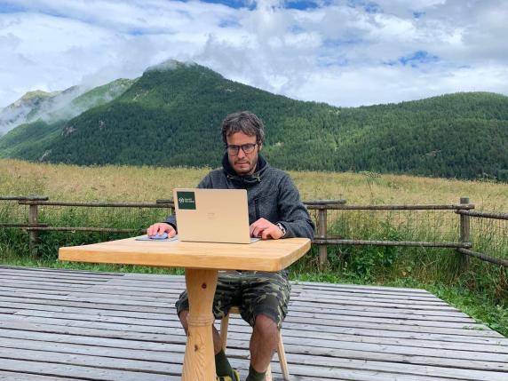 «Smart Walking», Davide Fiz e la vita del nomade digitale: gira il mondo lavorando con il suo portatile