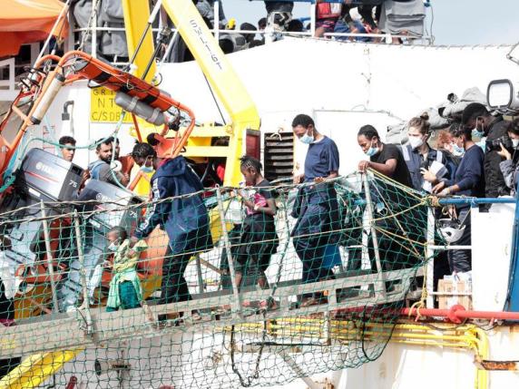 Pozzallo Sbarcati I Migranti Della Sea Watch 3 Il Sindaco Si Tenga