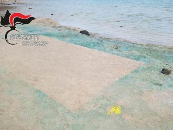 Pantelleria, artista milanese «deturpa» la spiaggia con colori: denunciata