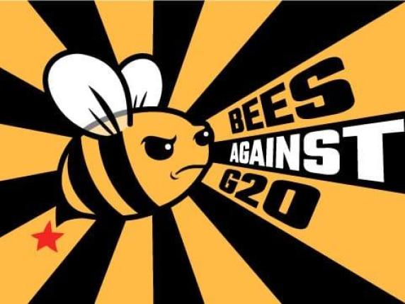G20 Napoli, la protesta delle “api”: «Qui si muore di Terra dei Fuochi». Bandiere curde per Erdogan