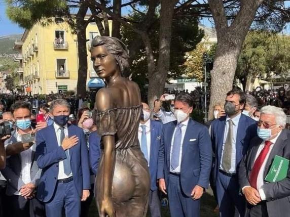 Sapri, «la statua della Spigolatrice è sessista»: appena inaugurata e già chiesto l’abbattimento