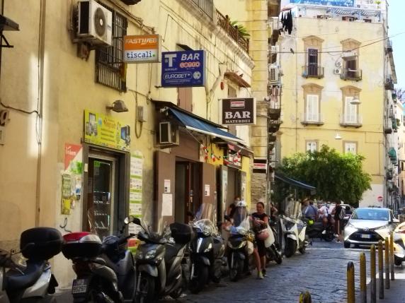 Napoli, premio da 500mila euro al Gratta e vinci: ma il tabaccaio ruba il tagliando all’anziana e scappa
