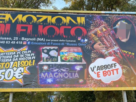 Napoli, pubblicità choc: bimbo promuove fuochi d’artificio. Il manifesto poi è stato «coperto»