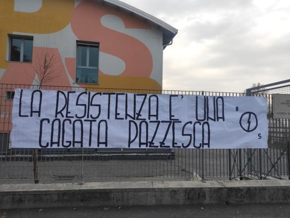 «La resistenza è una cagata pazzesca»: striscione choc di Blocco Studentesco al liceo Mantegna