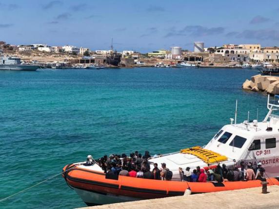 Migranti, a Lampedusa 41 sbarchi in un giorno: è record