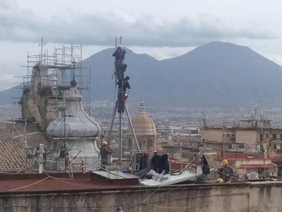Napoli, spunta maxi antenna telefonia in area Unesco: è protesta