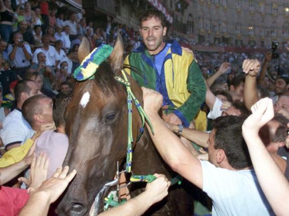 Palio di Siena, caso dei cavalli taroccati: cancellata la condanna a 4 anni per Trecciolino