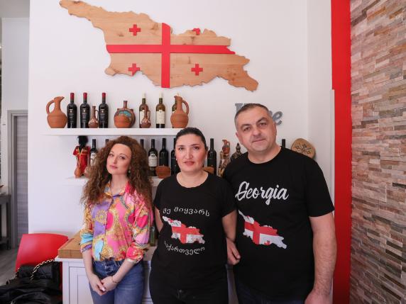 Il ristorante La Georgia conquista tutti e raddoppia: pane, vino (in anfora) e integrazione
