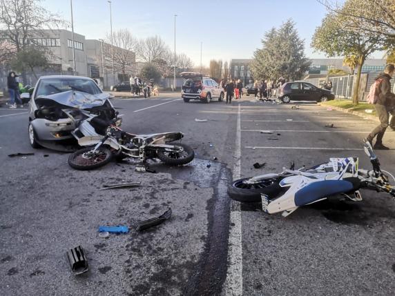 Incidente Biassono, la gara clandestina delle moto finisce contro un'auto: morto il 16enne Christian Donzello