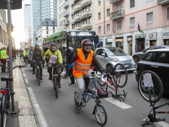 Milano leggera e sostenibile: «Il 27% dei cittadini si sposta a piedi o in bici, solo uno su due usa l’auto»
