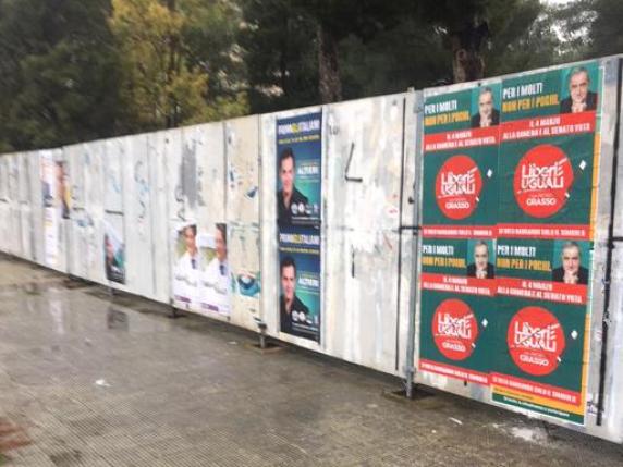 Camera per strada, storia vera e valoriLo slogan va in crisi: cartelloni vuoti