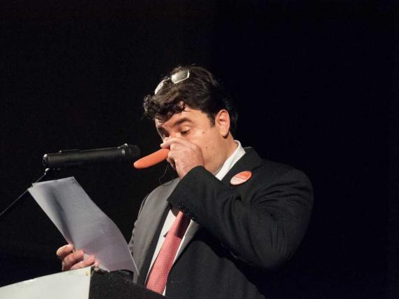 Catania, candidato sindaco Abramo sul palco mascherato da «Pinocchio»