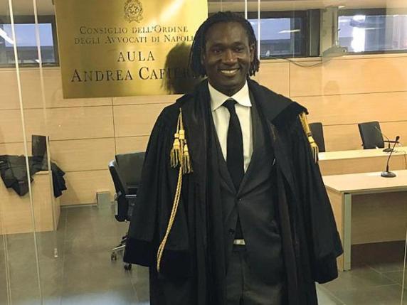 Napoli, dal sogno spezzato del calcio alla toga di avvocato: «Sono Sedu, nigeriano che ce l’ha fatta»
