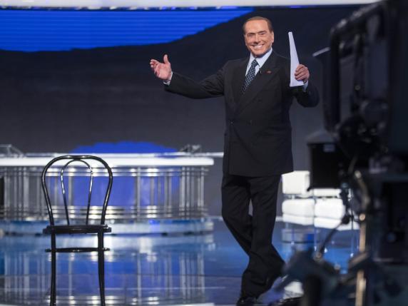 Berlusconi sabato a Napoli, passeggiata con pizza in centro