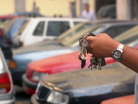 Napoli, il business del parcheggio abusivo: incassi per due milioni al mese