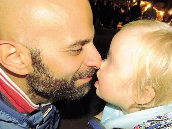 Napoli, il papà single Luca Trapaneseadotta una bimba Down rifiutata da 7 famiglie: «Alba mi ha reso felice»