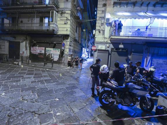 Napoli, «stesa» di camorra a Forcella: colpita dagli spari una donna affacciata al balcone
